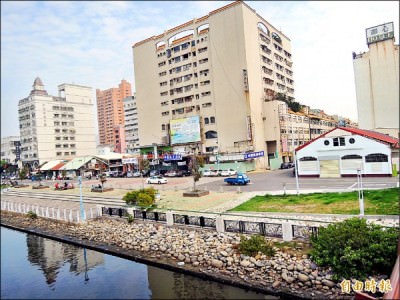 台南市區漁會舊倉庫（圖右白色建物）位於台南運河畔，旁邊中國城即原運河盲段。 （記者洪瑞琴攝）