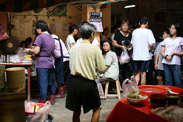 攤位入口處，中間那位阿伯是市場內賣紅茶