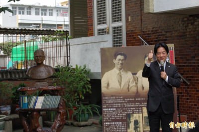 南市歷史名人吳新榮故居掛牌儀式，台南市長賴清德對吳新榮在文學與地方文獻保存的貢獻相當感佩。（記者王涵平攝）
