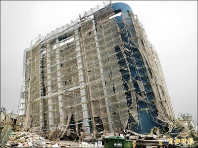即將開幕的旺林飯店傾斜，業者將等專業土木技師鑑定後拆除重建。  （記者林孟婷攝）