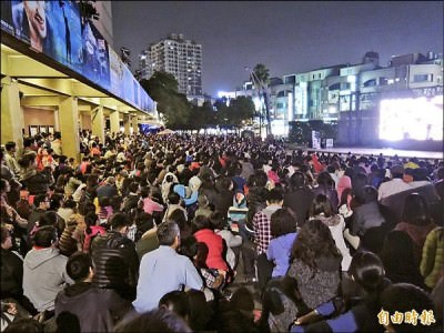 2015台南藝術節開幕之夜，戶外轉播吸引滿滿民眾席地而坐聆聽。  （記者洪瑞琴攝）