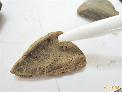 在飛雁新村內所發現的陶、瓷片文物中，發現有點紋的特徵。（記者林孟婷攝）