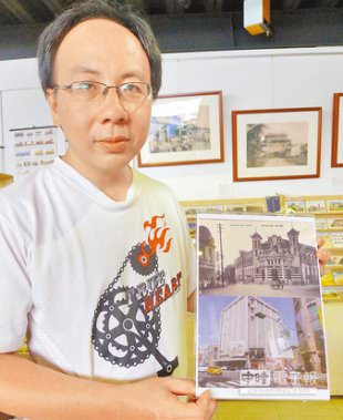 王子碩手中老照片上圖是昔日台南郵便局，卻因道路拓寬遭拆除，成為他投身關注在地文化的開端。（曹婷婷攝）