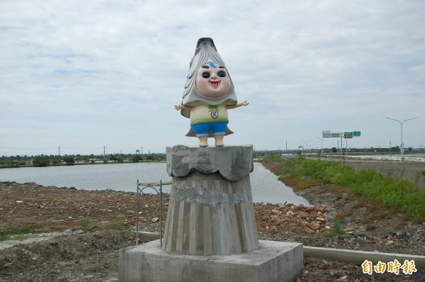 台南北門永隆社區入口意象「虱目魚小子」雕像，負評如潮。（記者楊金城攝）