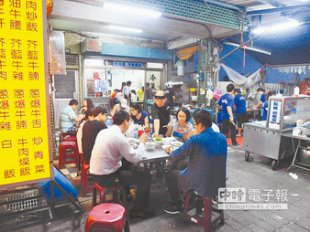 台南市人氣美食「文章牛肉湯」受到登革熱疫情的影響，用餐不必再排隊。（洪榮志攝）