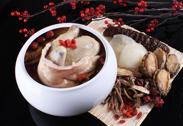 台南晶英酒店「美味晶囍團圓年菜」，八人份團圓養生福袋雞每盅2,880元。