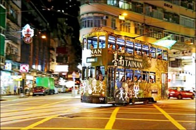 香港叮叮車身有台南行銷宣傳彩繪，未來台南觀光雙層巴士，即類似香港叮叮車，將成為城市新亮點。 （取自「台南旅遊」臉書粉絲團）