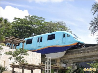 打造適合台南的「捷運」系統，單軌捷運為交通局評估選項之一。圖為新加坡聖淘沙單軌運輸系統。  （記者蔡文居攝）