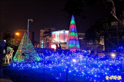 台灣文學館前的耶誕樹燈區，璀璨繽紛。  （記者劉婉君攝）