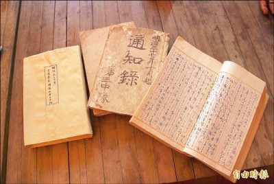 用毛筆寫成的日記，呈現1904年台南庶民生活。 （記者黃文鍠攝）