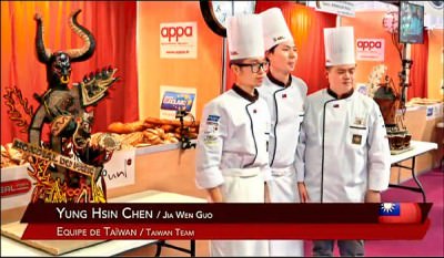 2015世界麵包大賽結果出爐，台灣選手獲得總成績第一及藝術麵包特別獎，陳永信（中）的藝術麵包牛魔王，結合歷史小說中武功高強的牛魔王形象設計，成功吸睛。 （取自台灣麵包大使臉書）