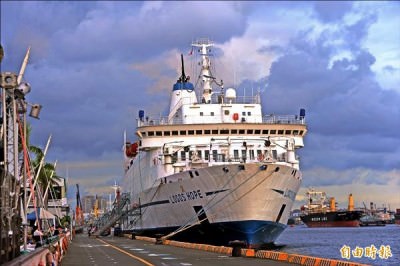 全世界最大的圖書館船「望道號」昨抵達高雄港漁人碼頭，今天起至24日開放參觀。 （記者張忠義攝）