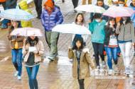 百年來最多雨的1月！往年台南1月幾乎無雨，去年同期更面臨10年來最嚴峻旱象，時隔1年，今年出現罕見豐雨，南區氣象中心指出，台南今年元月降雨日數截至29日降雨14天，已打破1908年下雨12天的紀錄，堪稱百年最溼。
