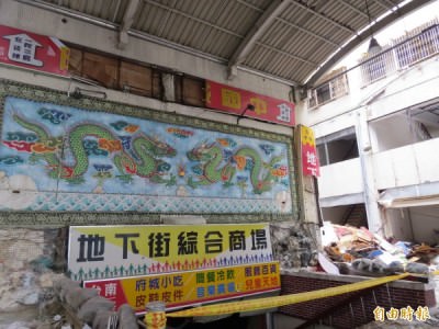 中國城地下商場前的龍鳳壁等文物均將拆除保留。（記者蔡文居攝）