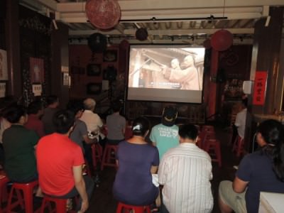 台灣近代史電影《阿罩霧風雲 》上集在南市正興街等三家特色店家聯合上映，吸引社區民眾觀賞。（記者王俊忠攝）