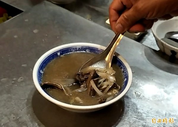 鱔魚湯雖然賣相有點不佳，不過入口滋味非常棒。（記者邱灝唐攝）
