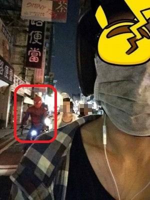台南一名網友3日深夜11時疑似經過西門路時，然發現蜘蛛人（紅框內）跨著單車在他後方停紅綠燈。（記者王捷翻攝）