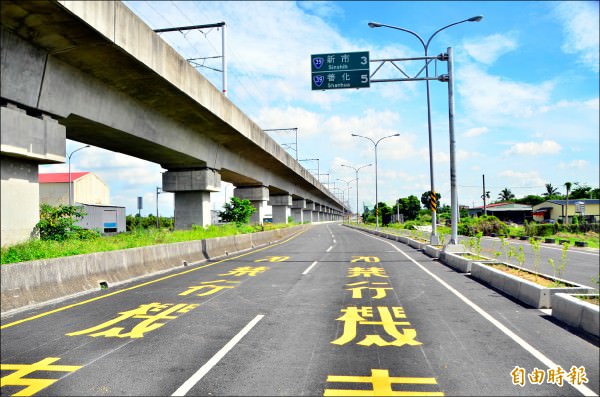 台三十九線高鐵橋下道路新化段的闢建已完工，二十日正式啟用。 （記者吳俊鋒攝）