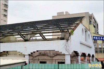 舊魚市場倉庫鐵皮屋頂，地政局已進場拆除。 （記者蔡文居攝）