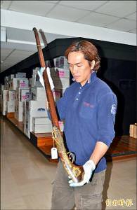 日本18世紀的火繩槍，是奇美館藏重要的古兵器。（記者吳俊鋒攝）