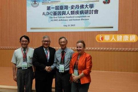 台北醫學大學校長閻雲（左二）與史丹福合作，針對乙醛去氫酶進行研究。（攝影／記者張世傑）