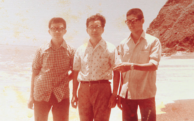 ▲王浩一（右起）與父親、弟弟王浩威的合照。（王浩一 提供）