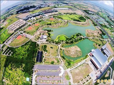 「台南亞太國際棒球訓練中心」基地周邊空照圖，右下方建築與滯洪池為台灣歷史博物館。 （記者洪瑞琴攝）