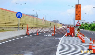 新建的仁德交流道北上入口匝道已經完工，24日啟用。（記者吳俊鋒攝）