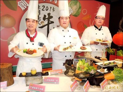 台南五星級飯店業者發揮創意與巧思，設計出以台南溫體牛肉為主的創意牛肉套餐。 （記者蔡文居攝）