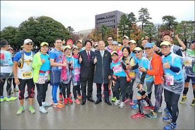 市長賴清德（前排左六）為從台南前往日本參賽的選手加油打氣。 （台南市政府提供）