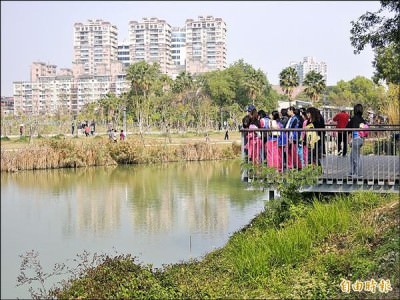 巴克禮二期公園滯洪池具景觀生態池功能，啟用首日吸引不少民眾參觀。  （記者蔡文居攝）