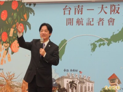台南市長賴清德形容台南大阪直航意義，如鳳凰展翅飛向天。（記者洪瑞琴攝）