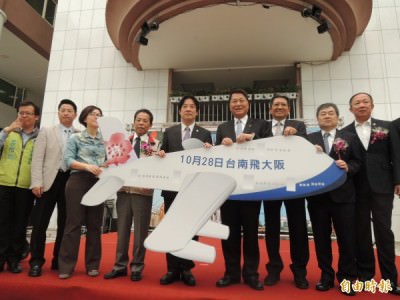 台南市長賴清德與華航董事長孫洪祥共同宣布，台南機場自10月28日起直航日本大阪。（記者洪瑞琴攝）