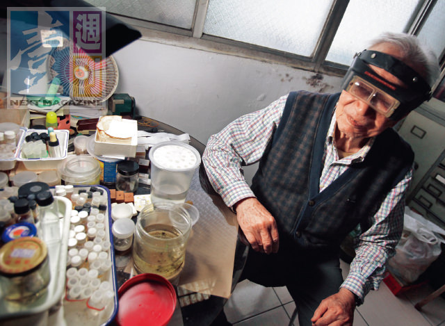 ▲即使退休了，連日清仍有採集蚊子與製作標本的習慣。他臉上戴的是做標本時用的放大鏡。