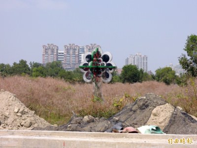 台南市長賴清德決在本屆任期內推動小巨蛋；圖為前市府與台南大學合作啟動「小巨蛋」計畫時設立的象徵標誌。（記者洪瑞琴攝）