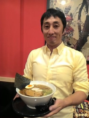 野崎展示他的招牌拉麵「野崎家醬油拉麵」。（記者蔡文居攝）