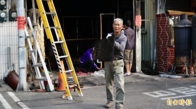 黃祥努力重建家園，並在門外貼起「銘謝救火」的紅紙感謝大家幫忙。（記者黃欣柏攝）
