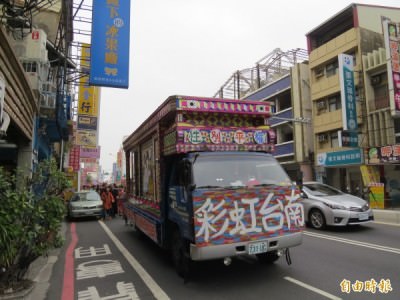 台南彩虹遊行隊伍由一輛「電子花車」擔任前導，車前書寫有「彩虹台南」「性別平權」等看板，表達此次遊行的訴求。（記者蔡文居攝）