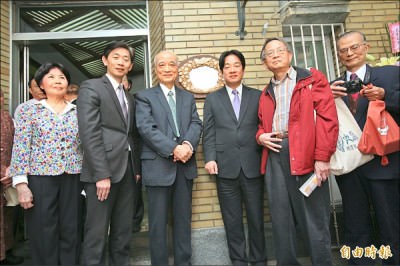 台南市長賴清德（右三）與韓石泉後人一起為故居掛牌。  （記者黃文鍠攝）