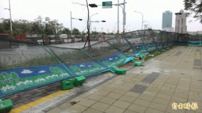 南台南副都心工地緊鄰巴克禮公園的圍籬被強風吹倒。（記者蔡文居攝）