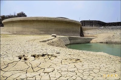 南化水庫有效蓄水量跌破2000萬立方米，若無越域引水，已創下歷來最差水情。 （記者吳俊鋒攝）