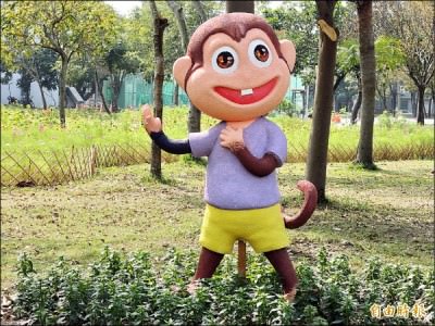 台南百花祭配合猴年，以西遊記為主題，水萍塭公園有許多可愛「猴子」。 （記者洪瑞琴攝）