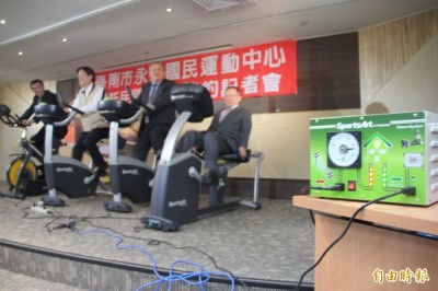 永華國民運動中心使用健身器材，可將運動動能轉換成電力。（記者黃文鍠攝）
