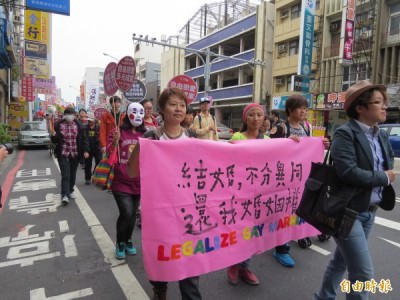 台南彩虹遊行以歡樂的方式進行，參加者以年輕人居多。（記者蔡文居攝）