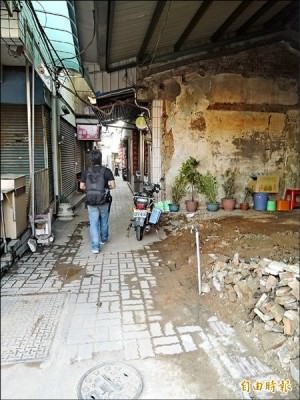 武廟旁老巷常是背包客造訪府城最愛的巷弄之一。  （記者洪瑞琴攝）