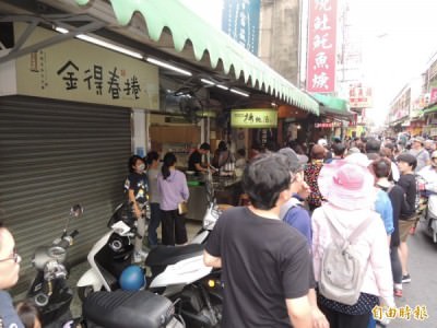 台南市區知名春捲店提前打烊；但一旁的知名碗粿店仍然大排人龍。（記者王俊忠攝）