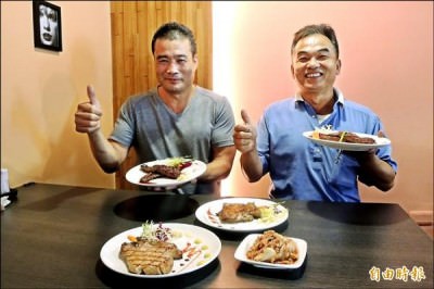 謝金寶（左）和楊錦濱兩位好友因為太愛吃，開牛排館分享最愛的美食。  （記者劉婉君攝）