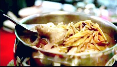交通部的台灣旅遊宣傳「美食篇 」，有二分之一都是台南美食。圖為阿美砂鍋鴨。  （擷自網路）
