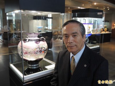 享譽國際的日本玻璃工藝國寶級大師黑木國昭（右）在台南舉辦紀念古稀之年玻璃藝術展。（記者王俊忠攝）