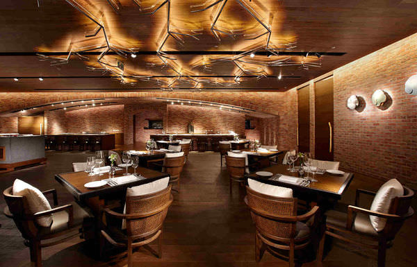 台南晶英ROBIN'S牛排館鐵板燒餐廳空間設計為台南歷史建築億載金城的火頭紅磚及拱門。